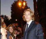 Jean Sarkozy salue la foule à la sortie de son mariage