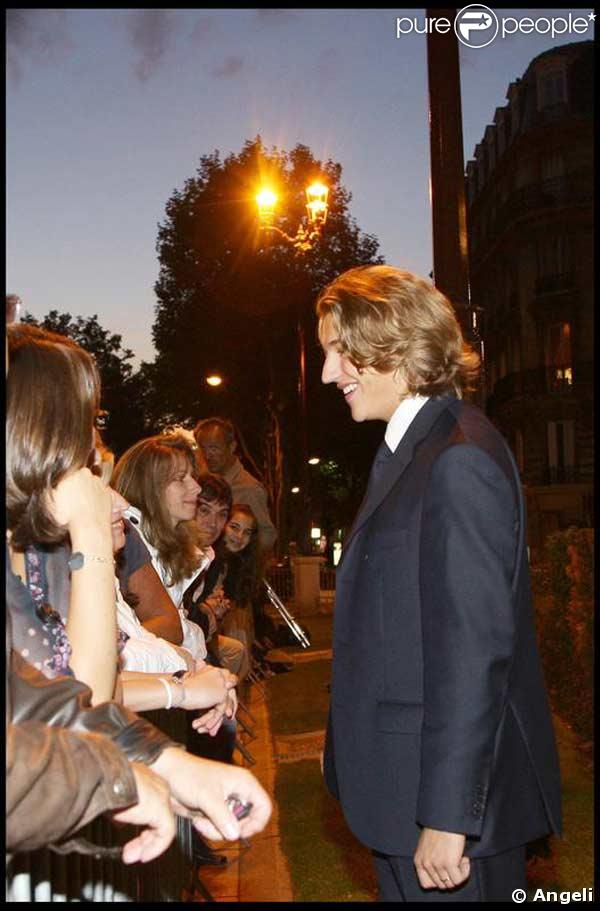 Jean Sarkozy salue la foule à la sortie de son mariage