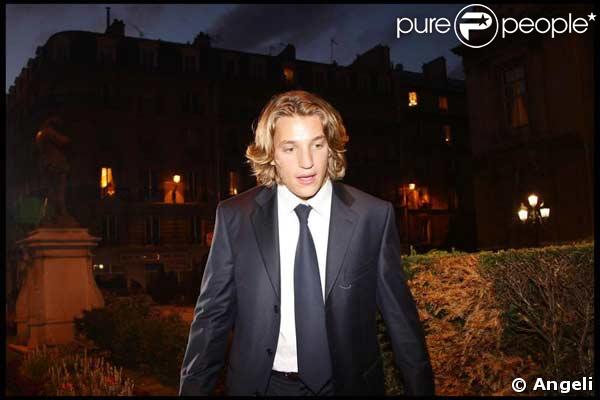 Jean Sarkozy à la sortie de son mariage