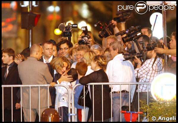 Jean Sarkozy salue la foule à la sortie de son mariage