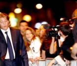 Jean Sarkozy salue la foule à la sortie de son mariage