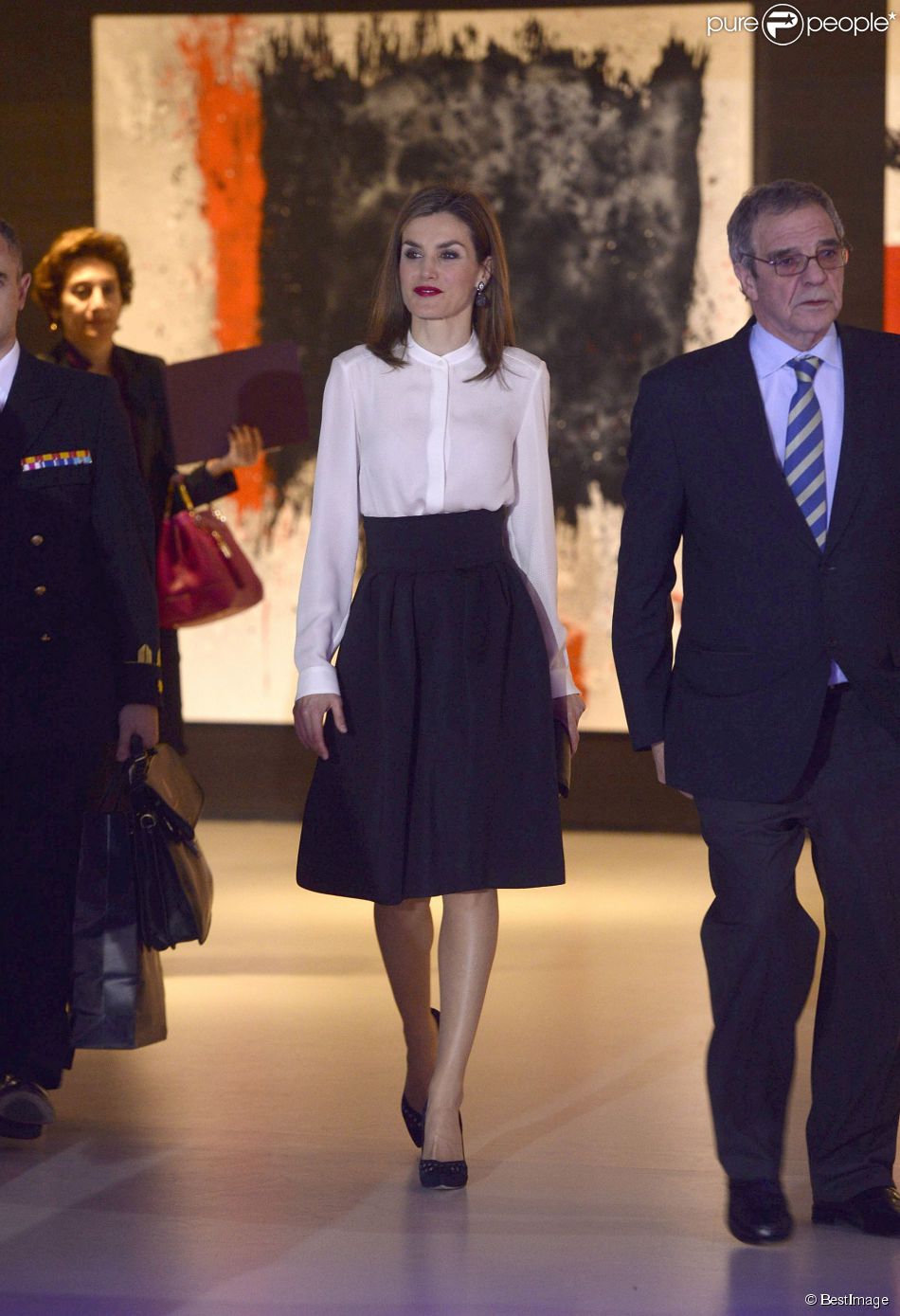 AGENDA PERSONAL DE LA REINA LETIZIA   - Página 33 1700106-la-reine-letizia-d-espagne-lors-de-la-950x0-2