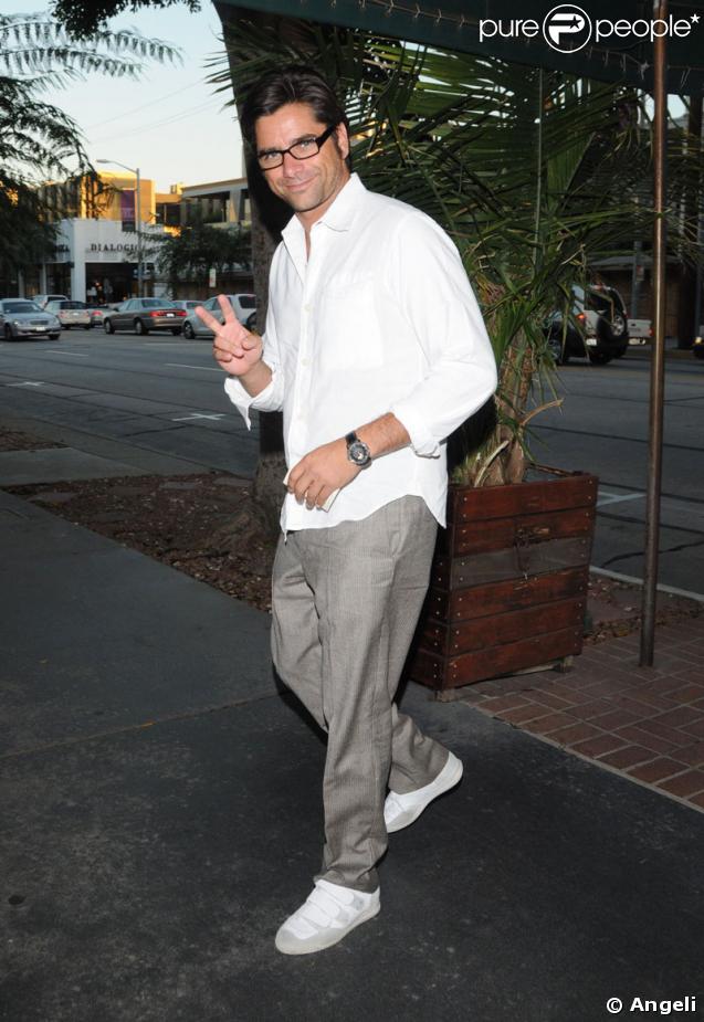 John Stamos  à la sortie d'un restaurant de Los Angeles