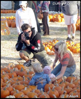 Tori Spelling achète ses citrouilles en famille