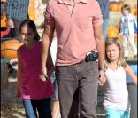 Lorenzo Lamas et ses filles partent à a chasse aux citrouilles