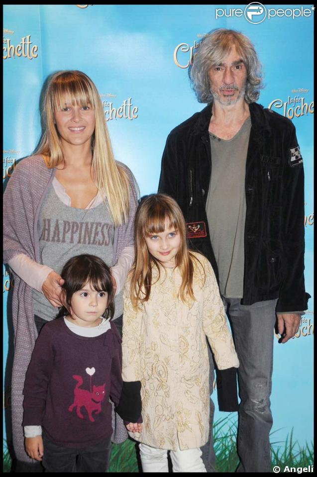 LOUIS BERTIGNAC, son épouse Julie, leur fille Lola (à droite) et ...