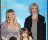 Louis Bertignac, son épouse Julie, leur fille Lola (à droite) et… une autre demoiselle