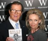 Roger Moore a dédicacé son autobiographie à Londres