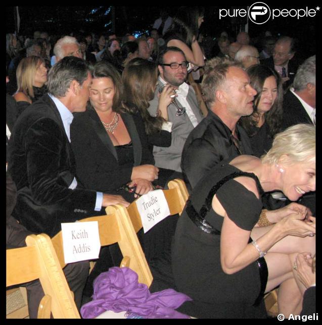 Pierce Brosnan et sa femme, devant eux : Sting et Trudie Styler, derrière eux : Brbra Streisand et James Brolin