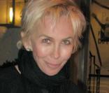 Trudie Styler signe le livre d'or