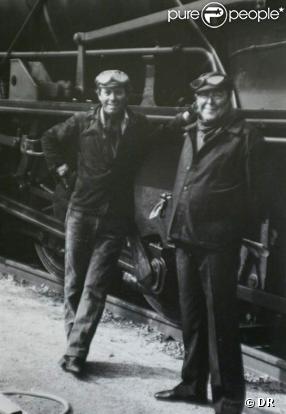 Guy Breton en tenue de mécanicien, au pied d'une locomotive, en compagnie de son ami Christian Morin