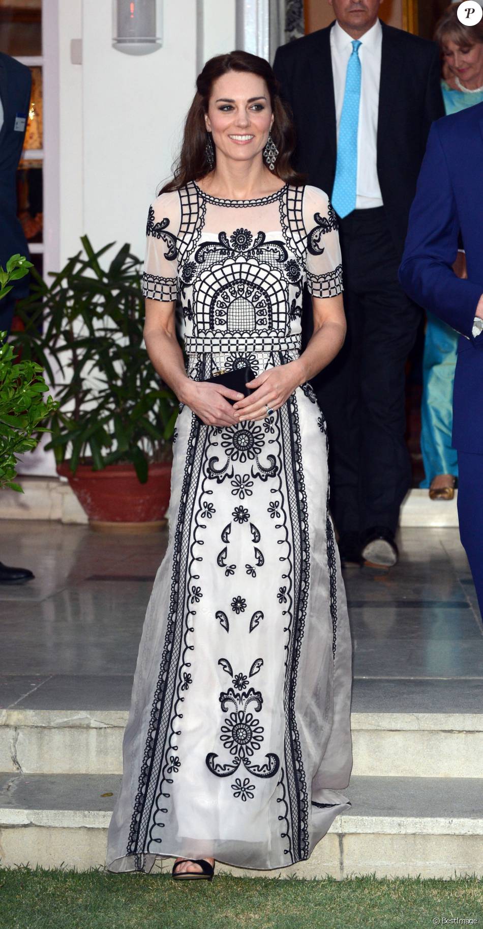 Kate Middleton, dans un ensemble Alice Temperley, avec le prince William à la résidence du haut commissaire britannique en Inde le 11 avril 2016 pour une réception en leur honneur et celui de la reine Elizabeth II, au deuxième jour de leur tournée royale en Inde.