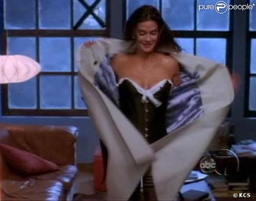 Teri Hatcher, pour séduire son homme, elle lui fait un strip tease !