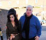 Amy Winehouse se rend à la prison où est incarcéré son mari