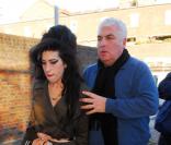 Amy Winehouse se rend à la prison où est incarcéré son mari