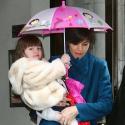 PHOTOS : L'adorable Suri Cruise arbore fièrement son parapluie 'Dora'... et sa maman au super look !
