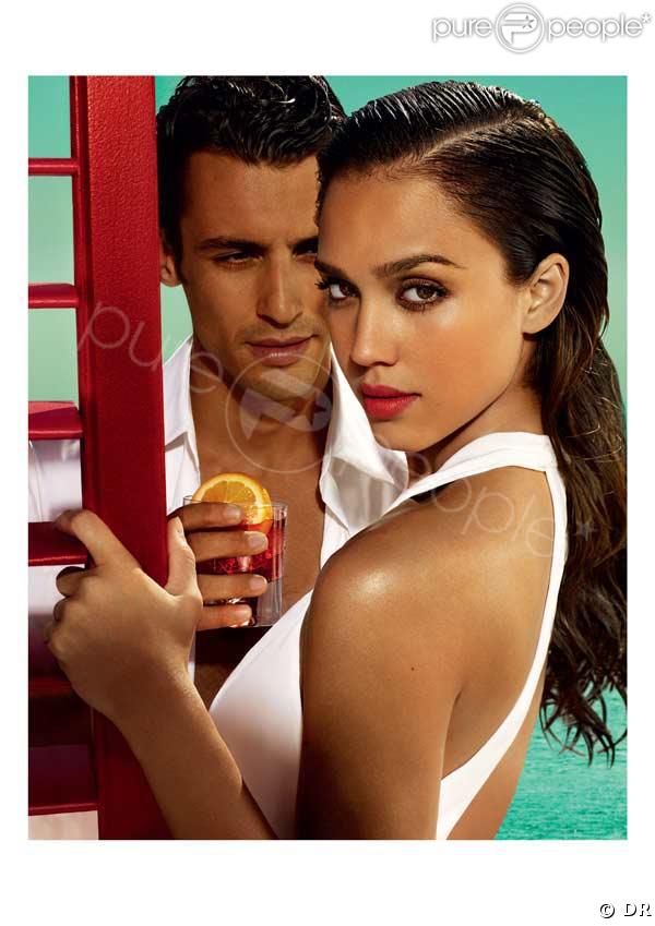 Jessica Alba pose  