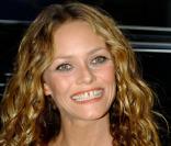 Vanessa Paradis est fière d'avoir reçue les insignes de chevalier de l'ordre des Arts et des Lettres