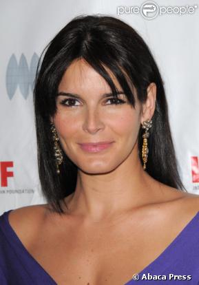 Angie Harmon 