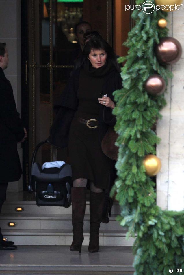 Cécilia Attias s'occupe de son petit-fils, Augustin