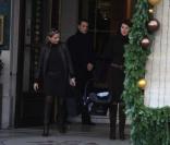 Cécilia Attias porte le couffin de son petit-fils, Augustin