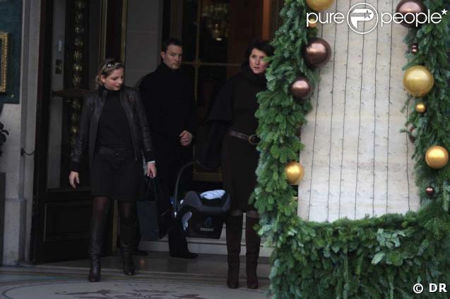 Cécilia Attias porte le couffin de son petit-fils, Augustin