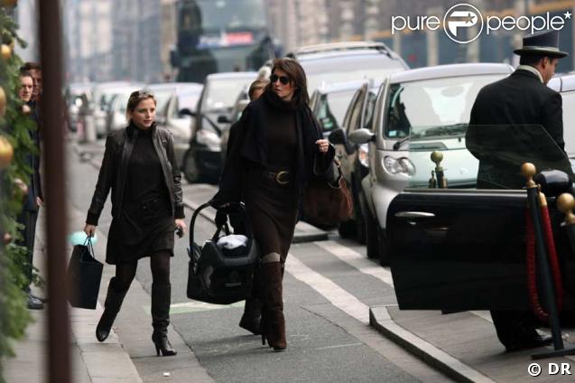Cécilia Attias porte le couffin de son petit-fils, Augustin