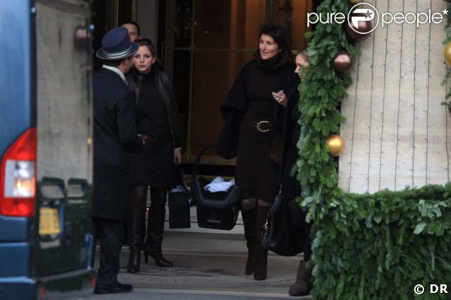 Cécilia Attias porte le couffin de son petit-fils, Augustin