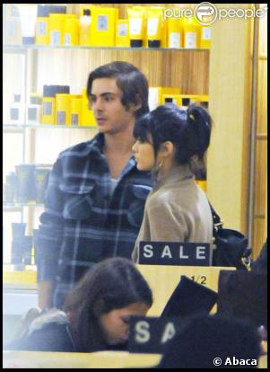 Vanessa Hudgens fait son shopping accompagnée de son chéri Zac Efron 22/12/2008