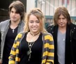 La chanteuse Miley Cyrus sort du restaurant avec ses parents et son chéri Justin Gaston (Californie, USA)