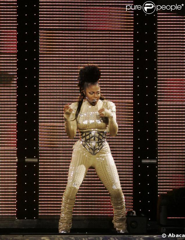 On lui avait pourtant dit à Janet Jackson de virer son styliste ! Résultat, avec ce look, elle figure dans la liste noire des looks 2008 ! 