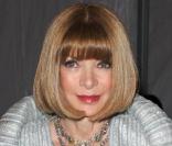 Anna Wintour dans sa robe Chanel, c'est LE look le plus improbable de l'année 2008
