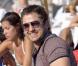 Le charmant Gerard Butler, de belles créatures pour... des vacances de rêve !