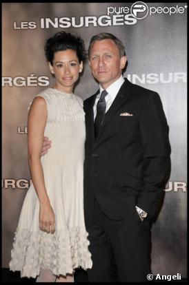 Daniel Craig et sa fiancée Satsuki Mitchell lors de l'avant-première parisienne des Insurgés