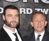 Liev Schreiber et Daniel Craig lors du photo-call à Paris du film  Les Insurgés 