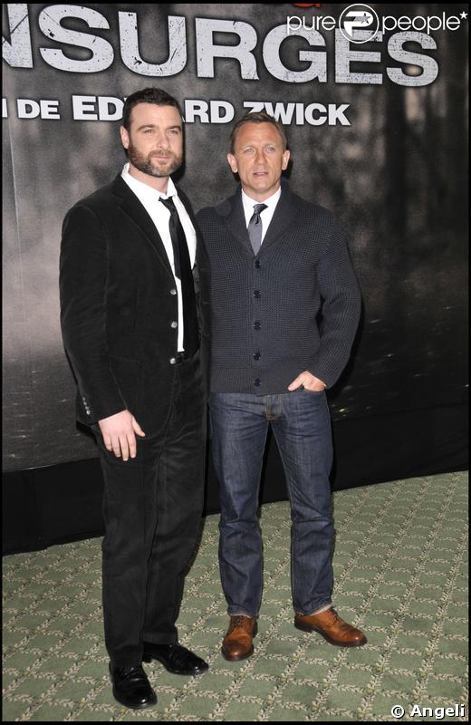 Liev Schreiber et Daniel Craig lors du photo-call à Paris du film  Les Insurgés 