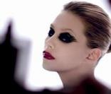 Elettra Rossellini pour la collection Pink Irreverence de Lancôme
