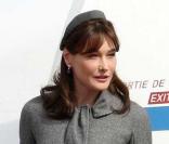 Carla Bruni à son arrivée en Angleterre 