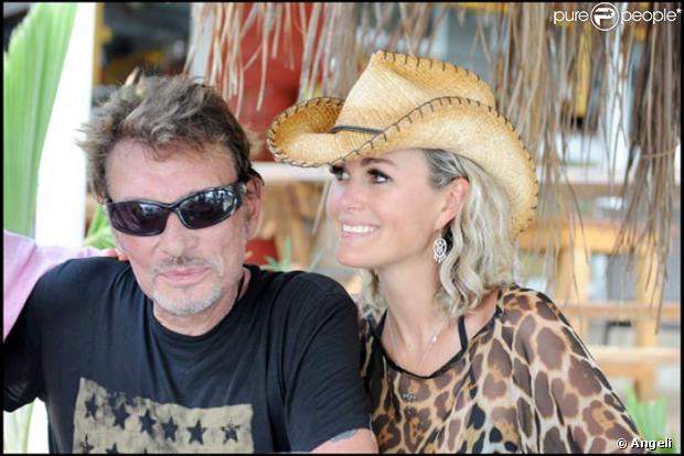 Johnny et Laeticia Hallyday passent leurs vacances à Saint-Barthélémy. Ici, ils ont pris le bateau afin de rejoindre la petite île de Saint Martin. 