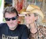 Johnny et Laeticia Hallyday passent leurs vacances à Saint-Barthélémy. Ici, ils ont pris le bateau afin de rejoindre la petite île de Saint Martin. 
