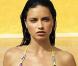 La superbe Adriana Lima... le maillot de bain lui va trop bien !