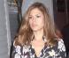 Eva Mendes, très rétro, porte une robe fleurie cache-coeur qui lui va à ravir.