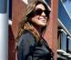 La belle Eva Mendes, rayonnante dans sa robe ceintrée en satin noir, arpente les rues de Beverly Hills.