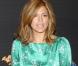 Eva Mendes, à la première de son film Ghost Rider , porte une robe en soie émeraude avec une ceinture en verni noir.