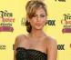 Eva Mendes, dans sa robe bustier noire et blanche et ses sandales roses, évoque tout en nuance le style rétro.