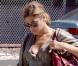 Eva Mendes, en balade à Los Angeles, dans une tenue très année 70 composée d'une robe courte style empire qu'elle porte avec des compensées et des grosses lunettes d'aviateur.