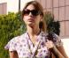 Eva Mendes porte une longue robe cravate pour arpenter les rues de Los Angeles.