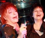 Régine et son amie Maurane lors de la promo de l'album  Regine's Duets  chez... Regine's ! 