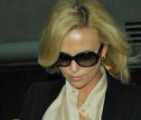 Charlize Theron version Katies Holmes : carton rouge !