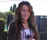 Miley Cyrus visiblement satisfaite de son travail, sort de sa séance d'enregistrement 
